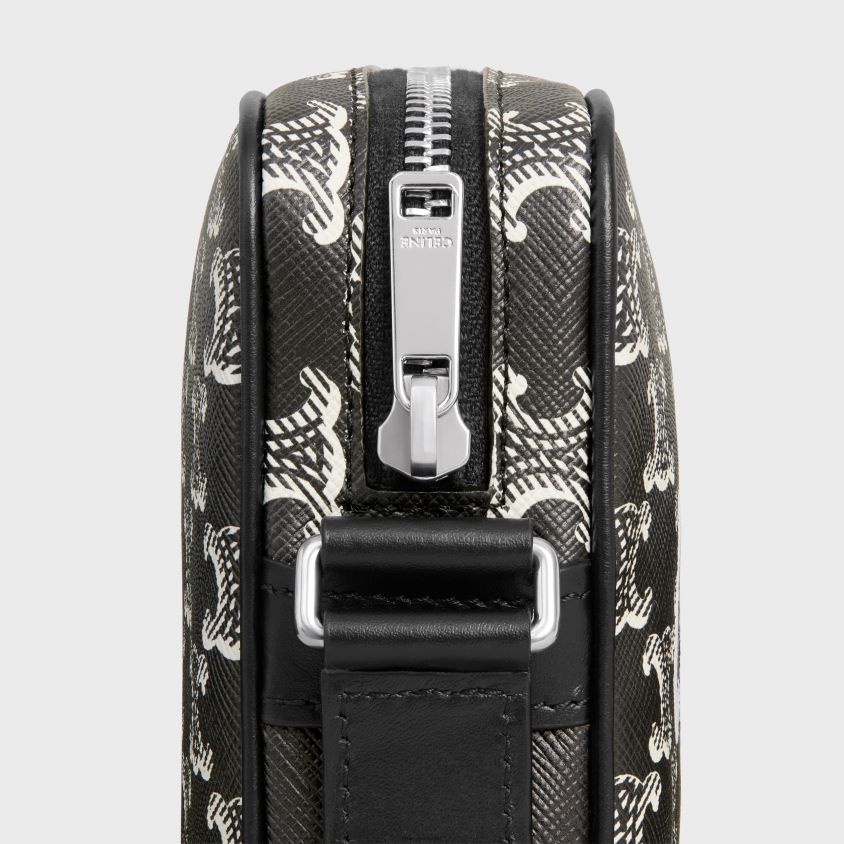 homens acessórios CELINE bolsa mensageiro média em lona triomphe bicolor com estampa Preto branco T204R2082