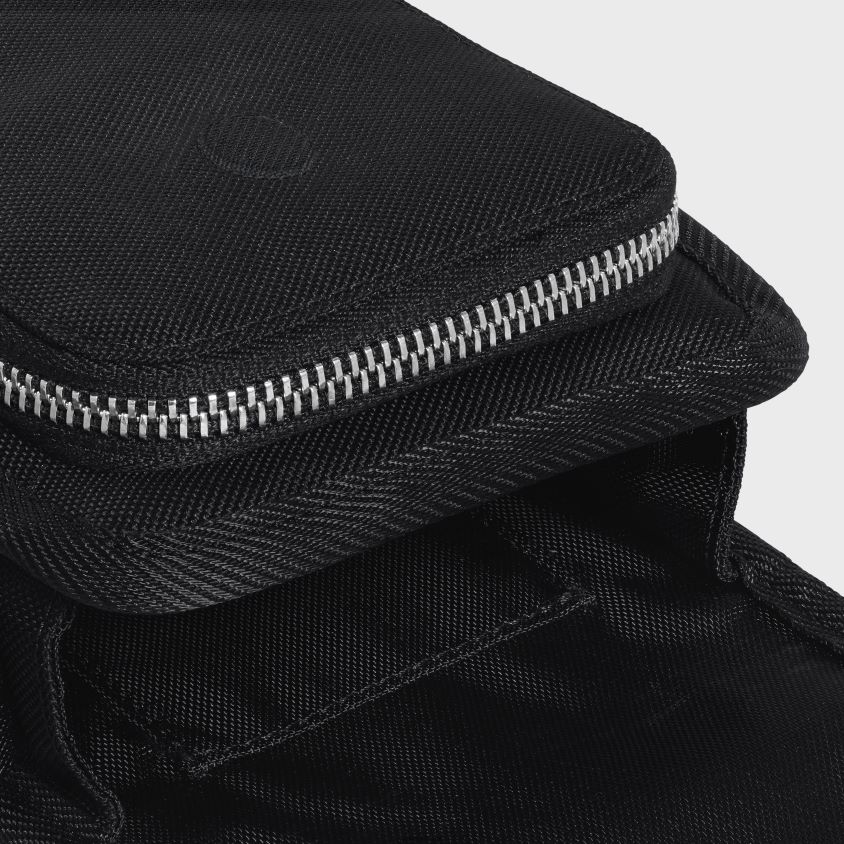 homens acessórios CELINE bolsa para celular trekking em nylon com estampa preto T204R2170